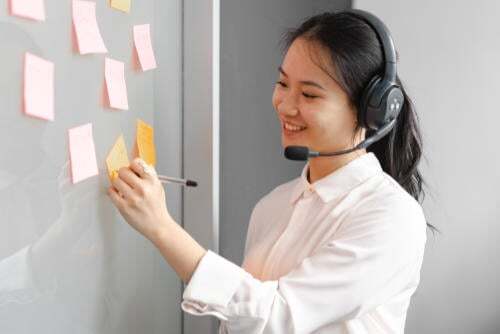 sticky-note-pexels-mikhail-nilov-7682468